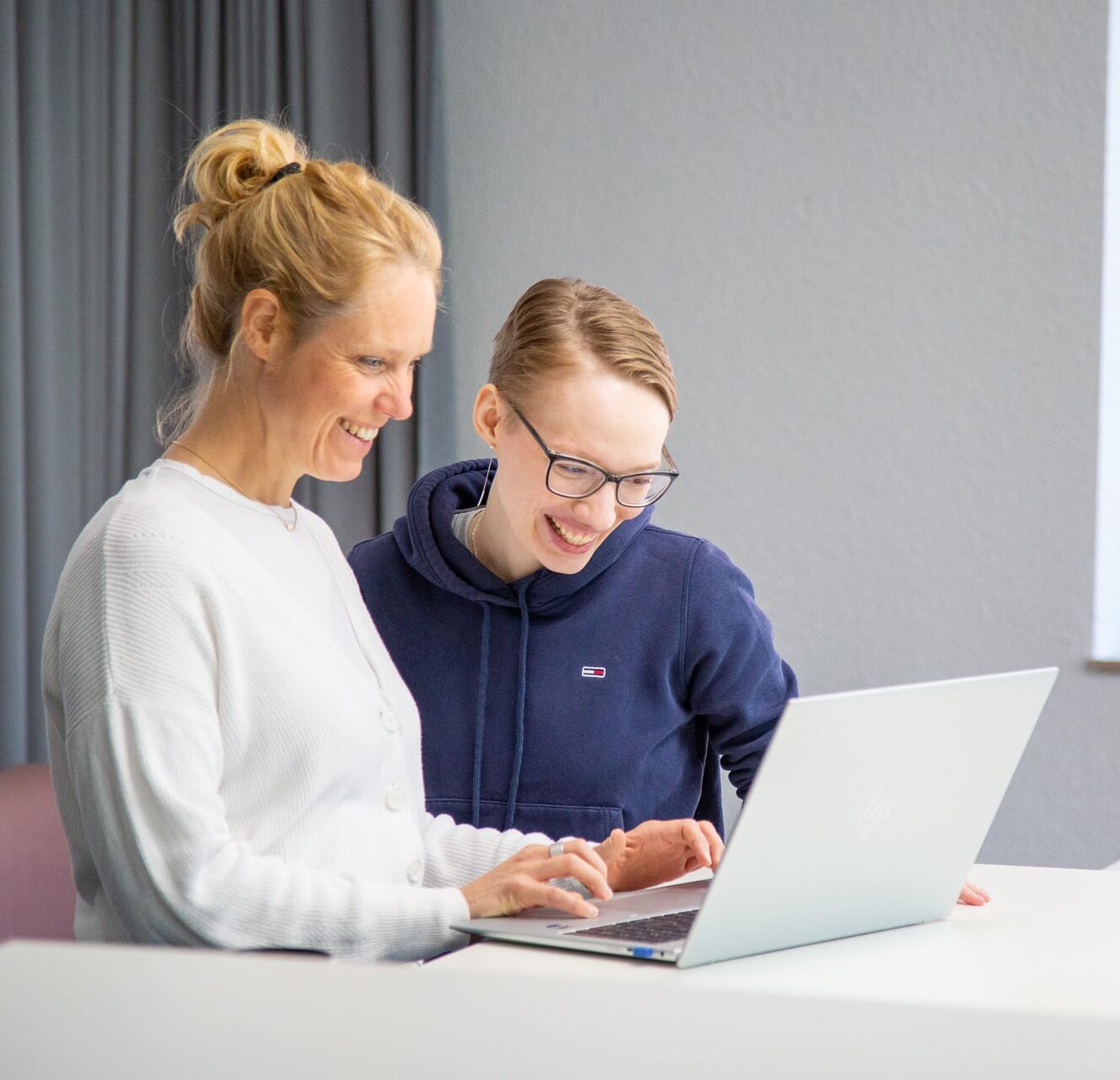 Infografik zur Jira Administration mit Admin-Ebenen, Jira Admin, Spaces, Work Items, Apps, Governance und Atlassian-Struktur