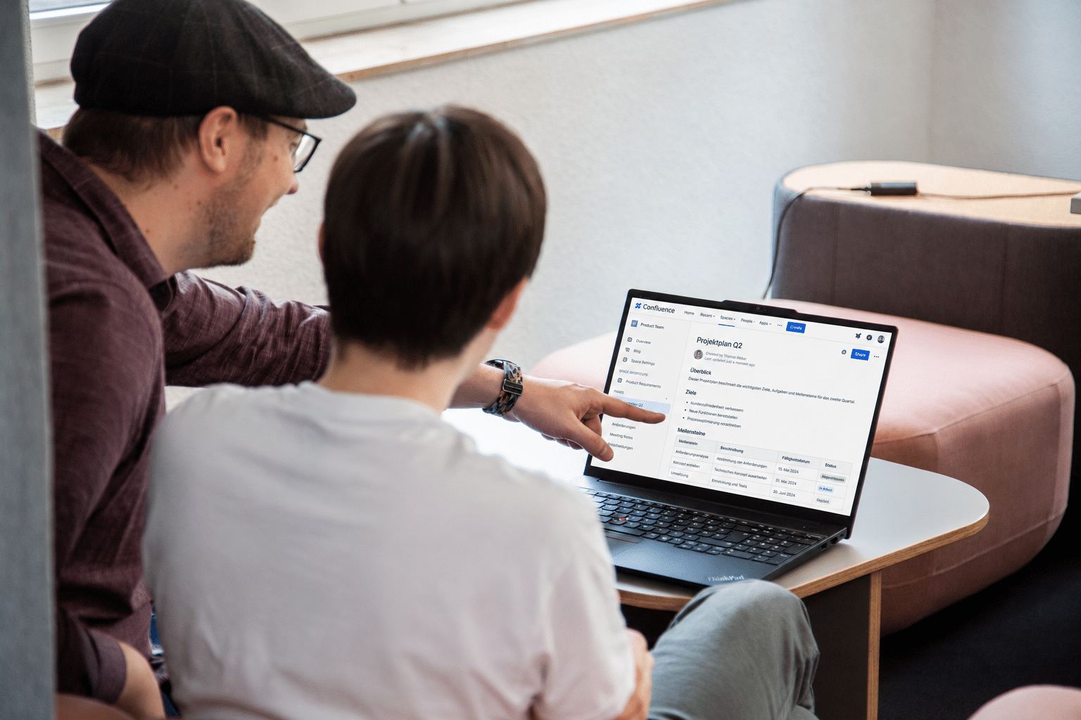 Infografik zu Confluence-Beratung mit Wissensmanagement, Intranet, Unternehmenskommunikation, Dokumentation, Vorlagen, Spaces, Berechtigungen, Schulungen, Jira Service Management, Bitbucket und lebendiger Zusammenarbeit